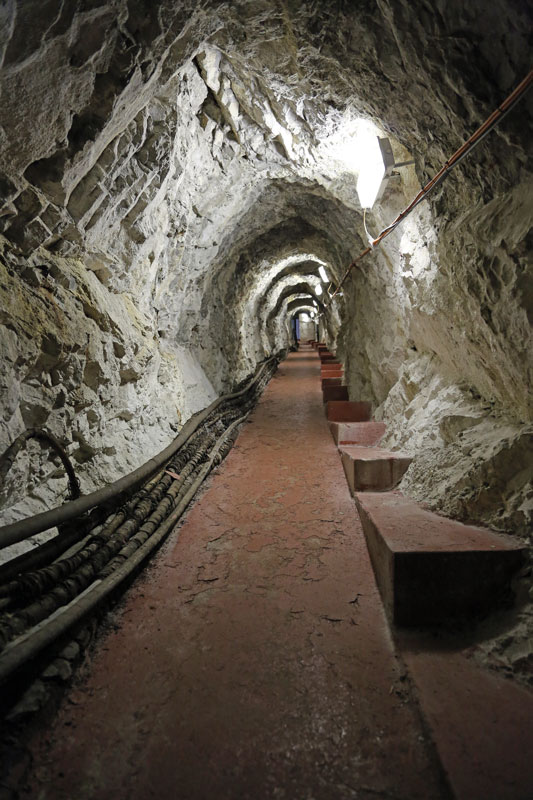 Los túneles comenzaron a ser tallados en la roca manualmente durante el Gran Asedio, que tuvo lugar entre 1779-1783.
