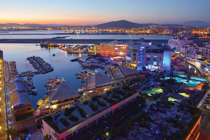 Ocean Village alberga al más moderno puerto deportivo del Mediterráneo.
