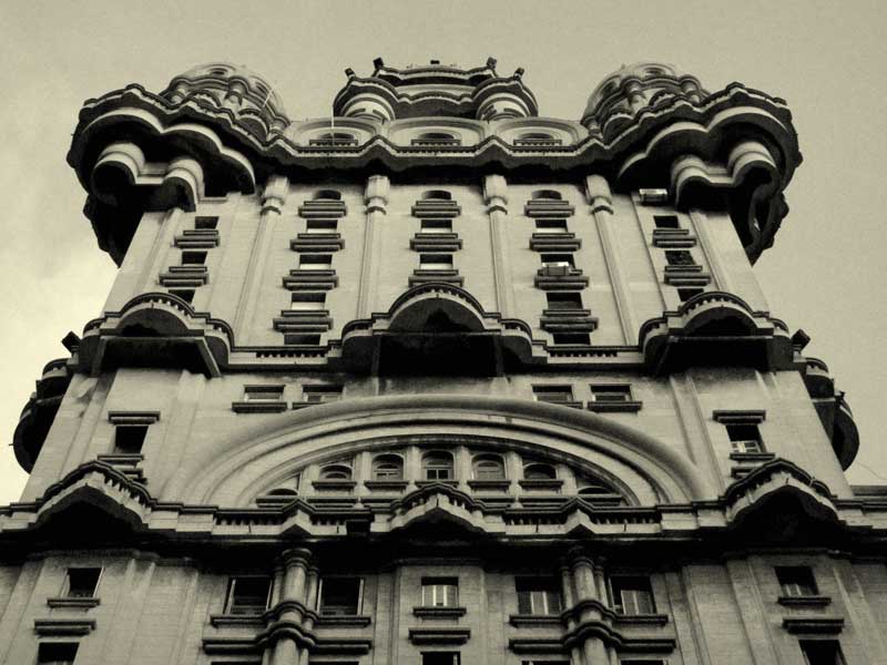 Amura,El estilo arquitectónico gótico neoyorkino está presente en el Palacio Salvo. 
