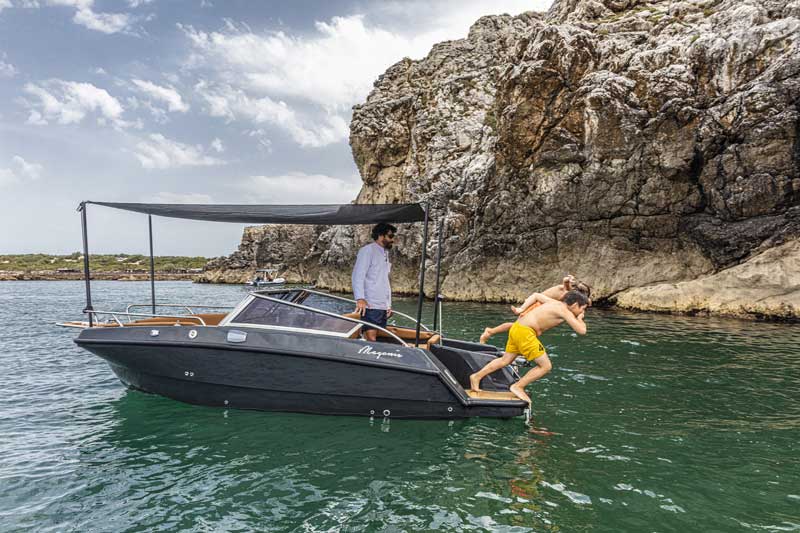 Amura,AmuraWorld,AmuraYachts,Magonis Wave e-550, Incluye la opción de un toldo XXL de 8 m² sostenido por montantes de carbono.