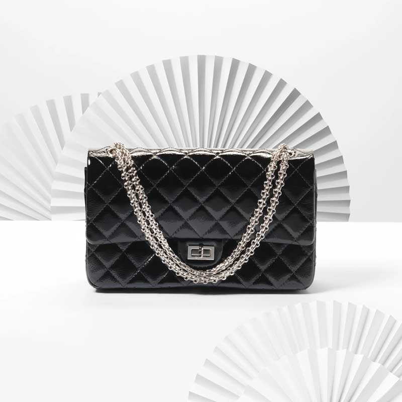 Amura,AmuraWorld,AmuraYachts,, Reedición en charol negro del bolso Chanel con solapa doble.