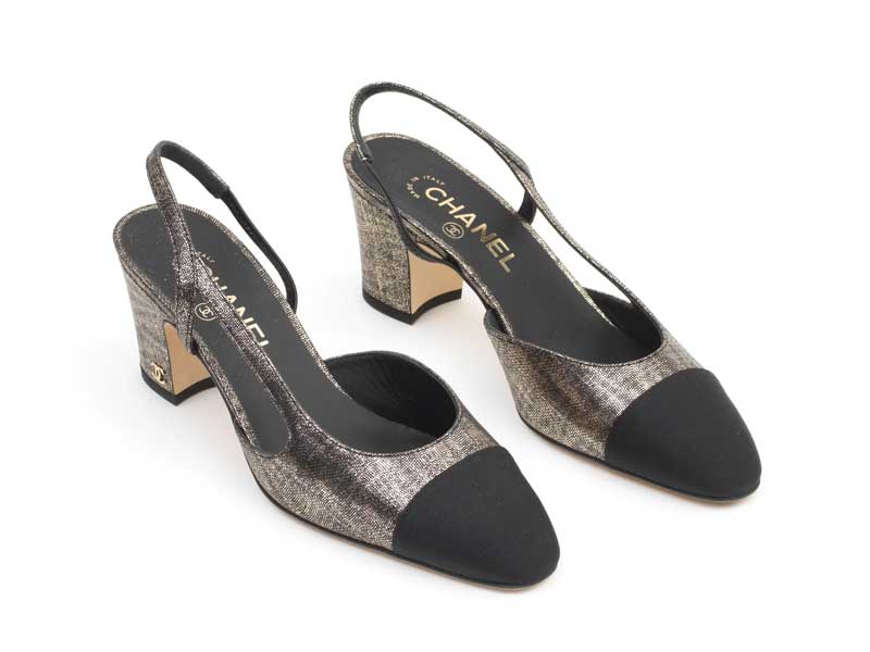 Amura,AmuraWorld,AmuraYachts,, Par de zapatos Slingback dorados y negros.