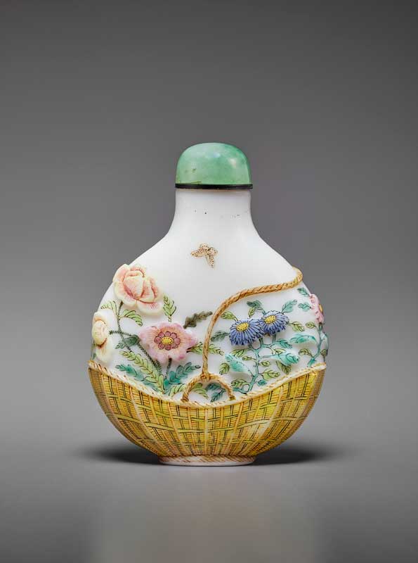 Amura,AmuraWorld,AmuraYachts, Botella de rapé de vidrio tallado y esmaltado, Imperial, talleres de palacio, Beijing, 1750-1800. 6.1 cm de altura. Valor estimado: 25,000-35,000 dólares.