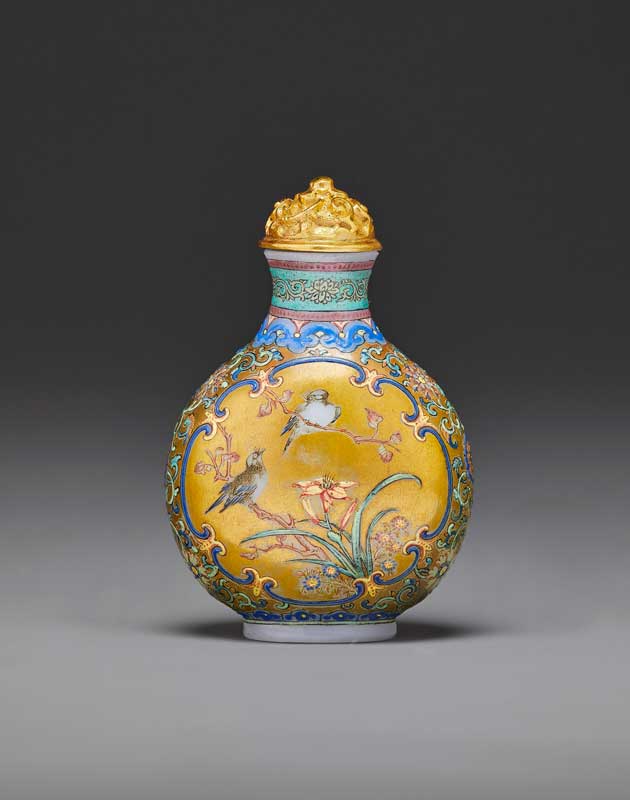 Amura,AmuraWorld,AmuraYachts, Botella de rapé de vidrio esmaltado, Imperial, talleres de palacio, Beijing, marca de sello inciso de cuatro caracteres Qianlong y del período (1736-1795). Mide 5 cm de altura. Valor estimado: 400,000-600,000 dólares.