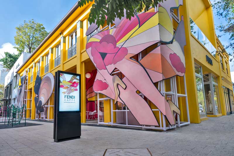 Amura,AmuraWorld,AmuraYachts, La decoración exterior e interior del Fendi Caffe recuerda a las <em>‘Lopez Girls’</em> de Antonio López.