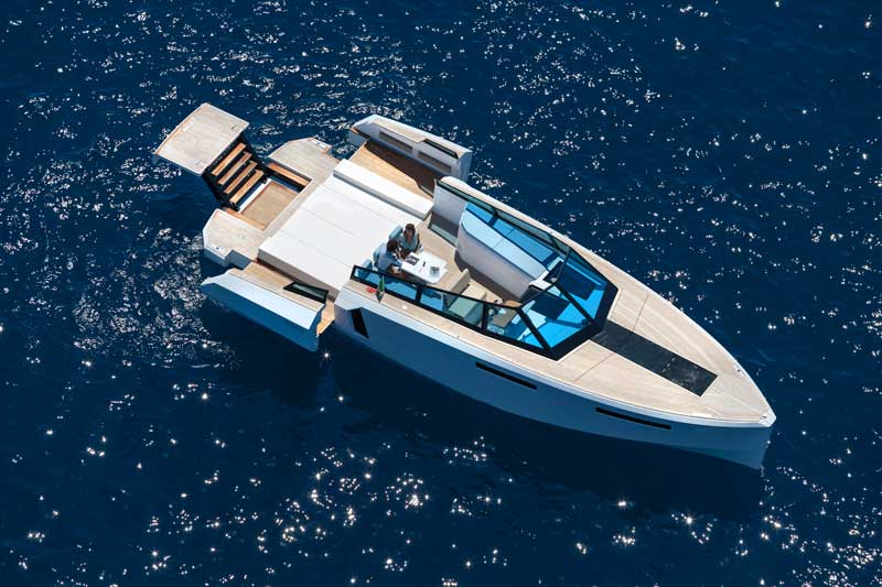 Amura,AmuraWorld,AmuraYachts, Con el sistema XTension”, se amplía 40% el espacio del solárium.