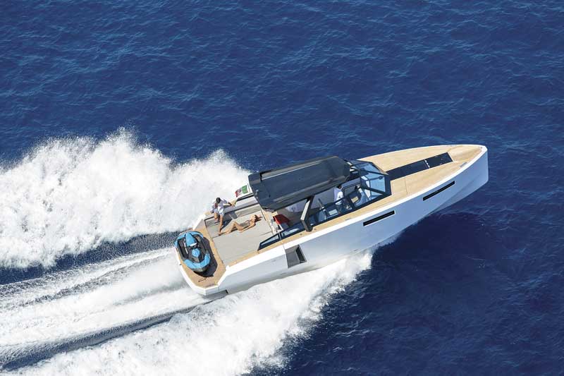 Amura,AmuraWorld,AmuraYachts, Impulsado por sus motores Volvo Penta, alcanza una velocidad de 38 nudos.