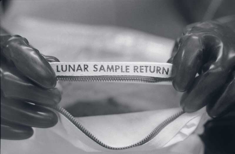 Amura,AmuraWorld,AmuraYachts, La bolsa donde Neil Armstrong realizó la recolección del polvo lunar.