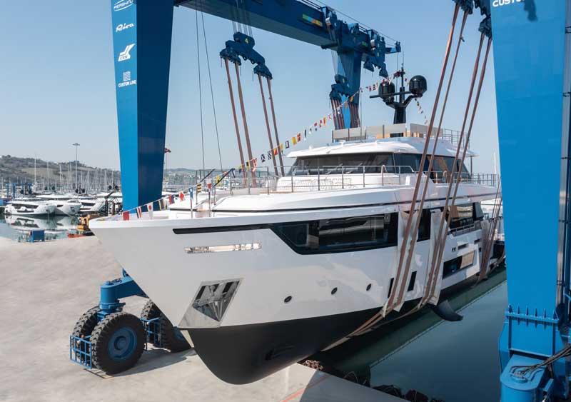 Amura,AmuraWorld,AmuraYachts, En la ceremonia de botadura de Navetta 30, el personal de Custom Line posó junto a su creación.