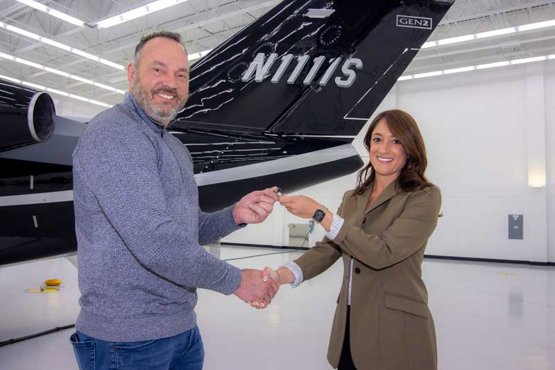 Amura,AmuraWorld,AmuraYachts, Guy Stockbridge, propietario de Elite Team Offices, recibe las llaves del M2 Gen2 de manos de Natalie Stadelman, directora regional de ventas de Textron Aviation.