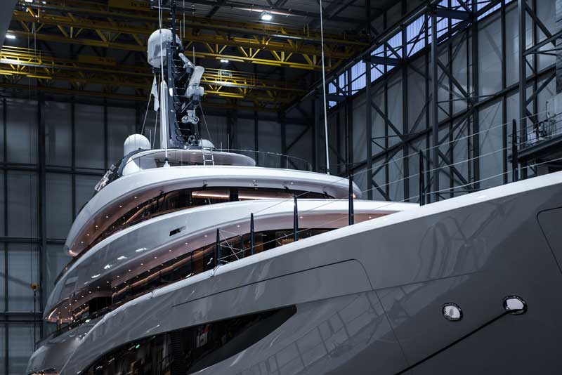 Amura,AmuraWorld,AmuraYachts, Constantemente, el propietario estuvo presente en el astillero de Feadship, observando la fabricación de su navío.