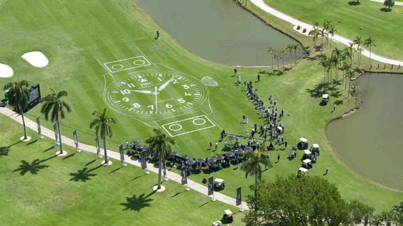 Amura,AmuraWorld,AmuraYachts, Un enorme reloj fue trazado en el Miami Beach Golf Club, en South Beach.