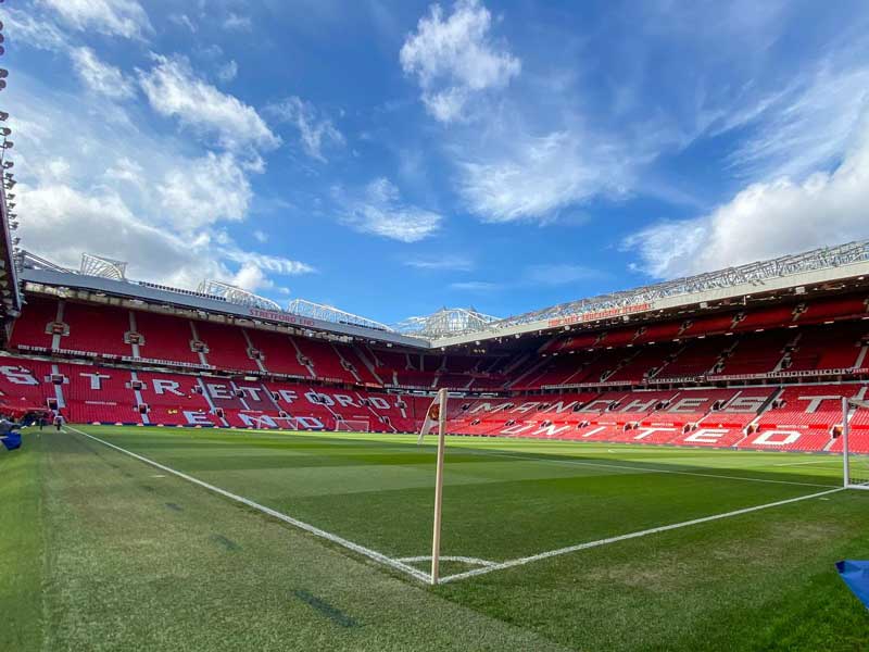 Amura,AmuraWorld,AmuraYachts, EL Old Trafford fue inaugurado en 1910, y actualmente tienen un aforo para 75 mil aficionados.