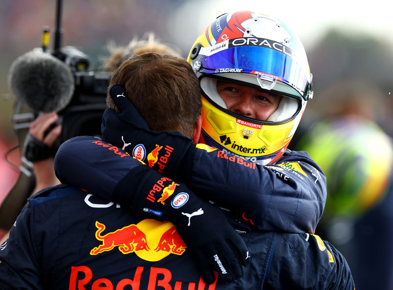 Amura,AmuraWorld,AmuraYachts, Checo Pérez celebra con Christian Horner, director de Red Bull Racing, la obtención del segundo sitio en el Gran Premio de Gran Bretaña.