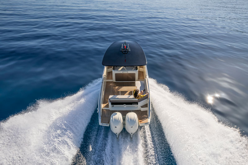 Amura,AmuraWorld,AmuraYachts, El GT30S es impulsado por un par de motores fuera de borda de 300 HP, y permite la instalación de propulsores de hasta 900 HP.