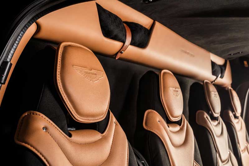Amura,AmuraWorld,AmuraYachts, En las cabeceras de los asientos aparece en bajorrelieve el logotipo Aston Martin Edition.