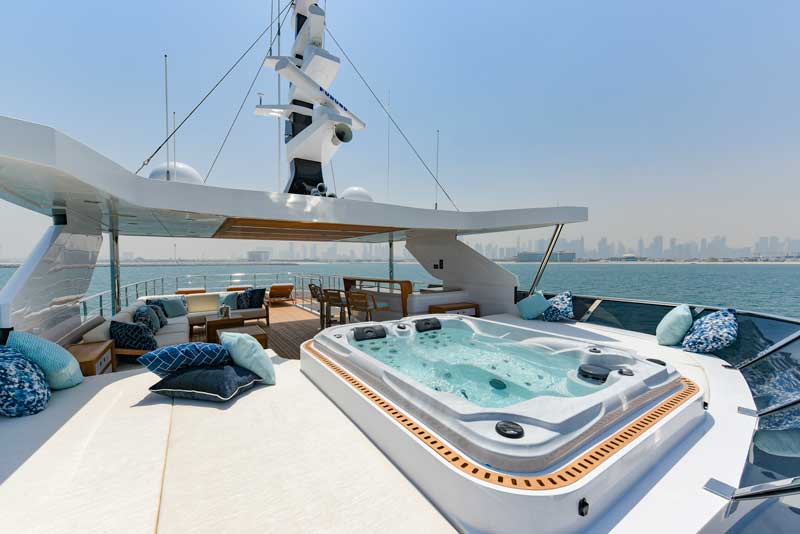 Amura,AmuraWorld,AmuraYachts, El lujoso <em>sun desk </em>del Majesty 120 incluye un jacuzzi.