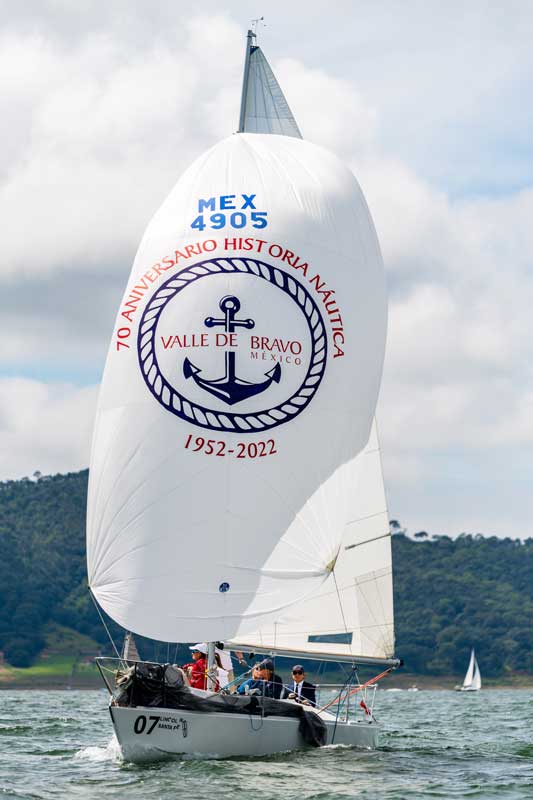 Amura,AmuraWorld,AmuraYachts, Un centenar de embarcaciones navegaron en la celebración de los 70 años de Historia de Vida Náutica en Valle de Bravo.