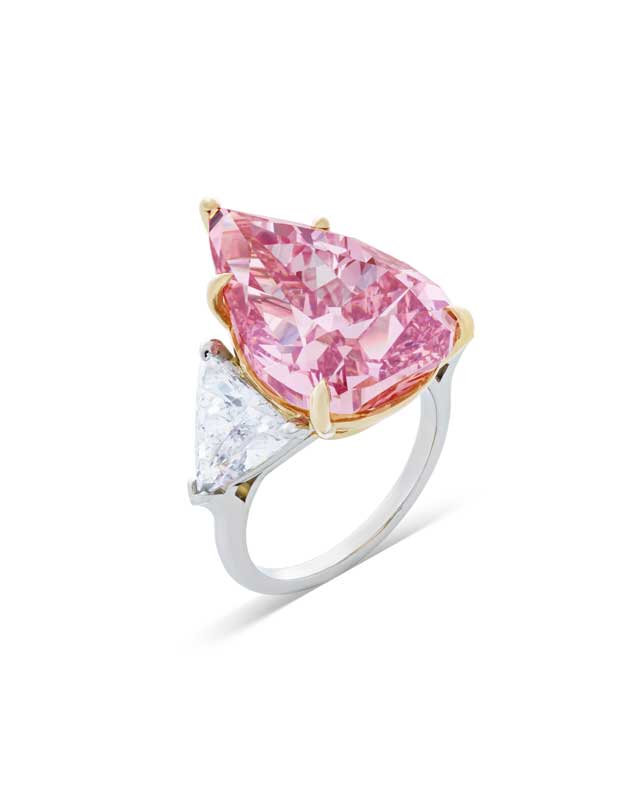 Amura,AmuraWorld,AmuraYachts, The Fortune Pink: anillo de diamante talla brillante pera modificado Fancy Vivid Pink de 18.18 quilates, con diamantes de forma triangular, platino y oro rosa de 18k.