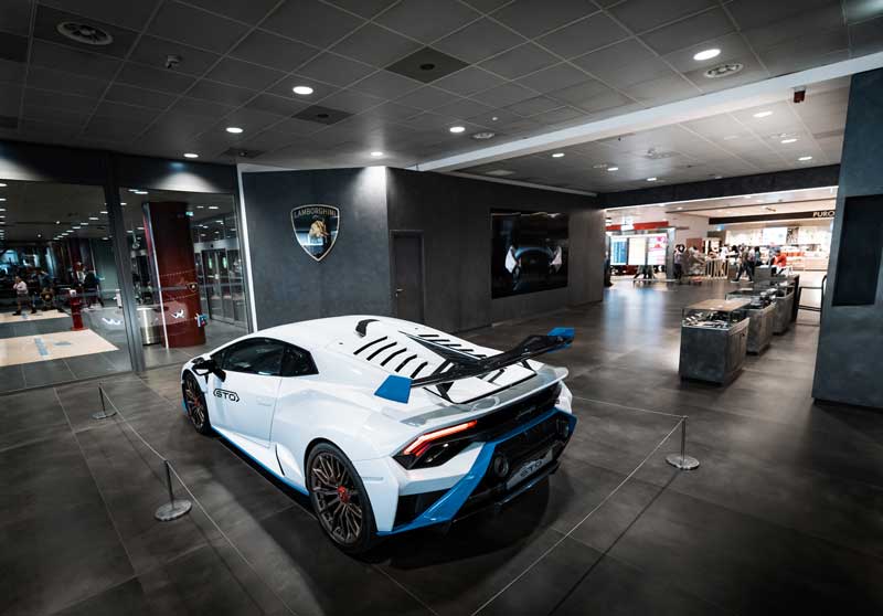 Amura,AmuraWorld,AmuraYachts, Los usuarios del aeropuerto de Bolonia pueden ver de cerca los modelos Lamborghini.