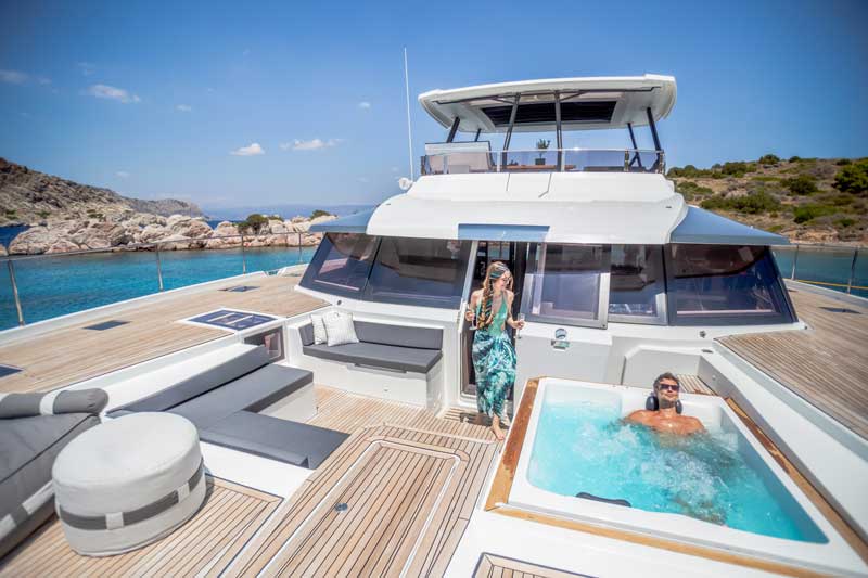 Amura,AmuraWorld,AmuraYachts, A bordo, el Power 67 de Fountaine-Pajot ofrece todas las comodidades.