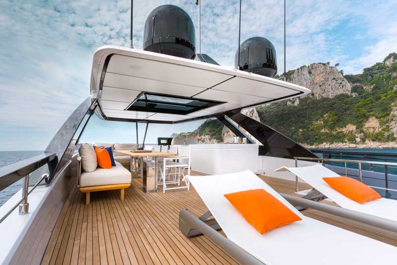 Amura,AmuraWorld,AmuraYachts, Las amplias zonas del Ferretti Yachts 860 de Ferretti Group.