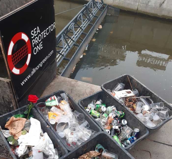 Amura,AmuraWorld,AmuraYachts, Una vez que se llena la barrera de desperdicios, automáticamente se eleva y envía los desechos a los contenedores ubicados junto al río.