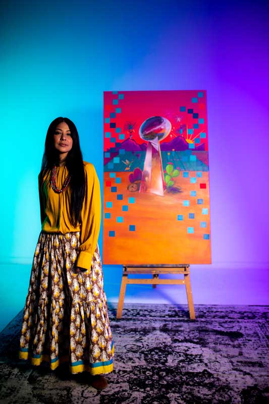 Amura,AmuraWorld,AmuraYachts, La artista Lucinda ‘La Morena’ Hinojos, junto a su creación para el Super Bowl LVII.