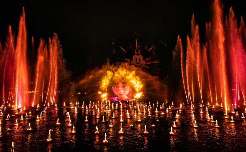 Amura,AmuraWorld,AmuraYachts, <em>World of Color - ONE</em> es la presentación nocturna en Paradise Bay en Disney California Adventure Park en Disneyland Resort en Anaheim, California.