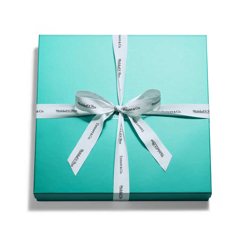 Amura,AmuraWorld,AmuraYachts, La playera se entrega en un <em>Tiffany Blue Box</em> de edición limitada.