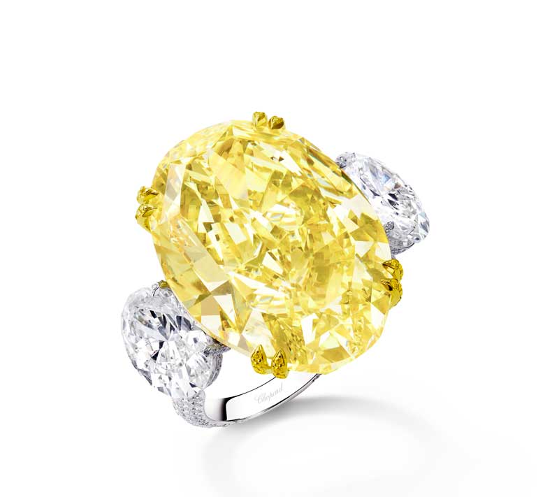 Amura,AmuraWorld,AmuraYachts, Anillo de oro ético blanco y amarillo, engastado con un diamante <em>fancy intense yellow</em> ovalado de 30.63 quilates adornado con dos diamantes ovalados de 2 quilates.
