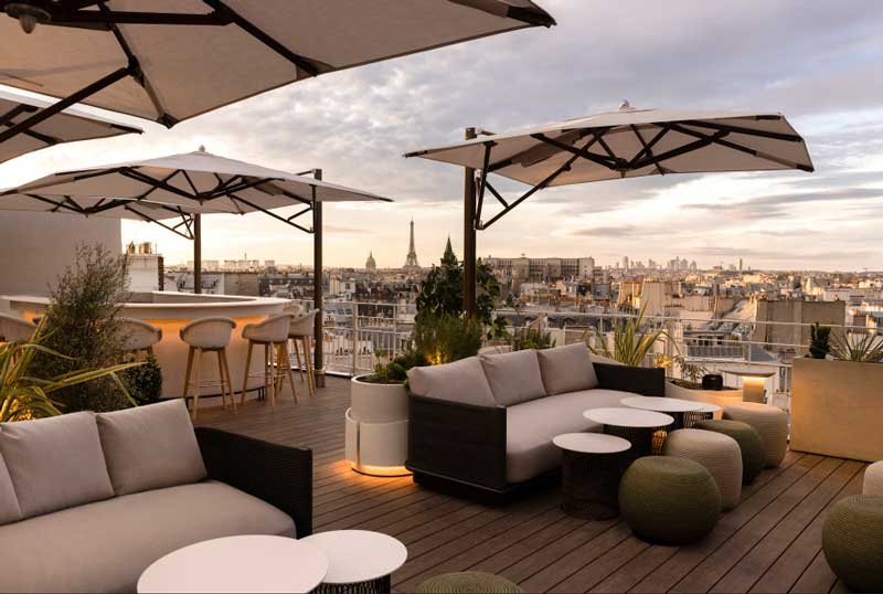 Amura,AmuraWorld,AmuraYachts, En el piso superior se localiza un bar, ideal para disfrutar las vistas de la <em>Ciudad Luz.</em>