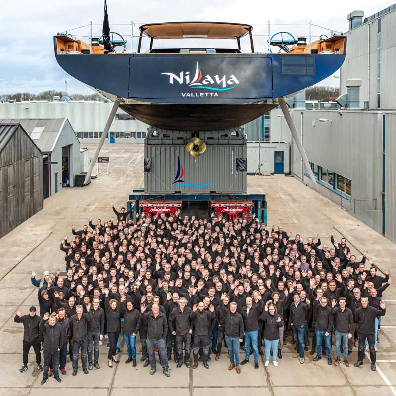 Amura,AmuraWorld,AmuraYachts, El equipo de Royal Huisman posa con la embarcación <em>Nilaya</em>. Foto: Priska van der Meulen.