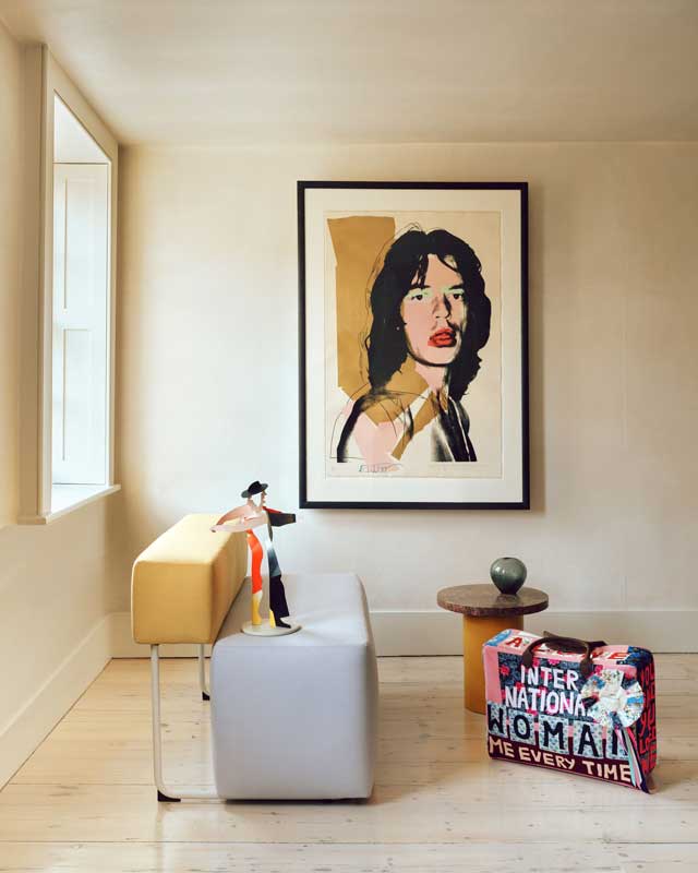 Amura,AmuraWorld,AmuraYachts, Andy Warhol, Mick Jagger, de <em>Mick Jagger Portfolio</em>, 1975; Allen Jones RA, <em>Dancing Couple</em>, 2014; y Tracey Emin y Longchamp, <em>“International Woman</em>” Suitcase, 2004.