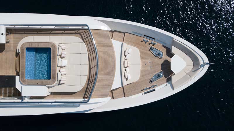 Amura,AmuraWorld,AmuraYachts, El <em>flybridge</em> cuenta con una piscina de inmersión climatizada.