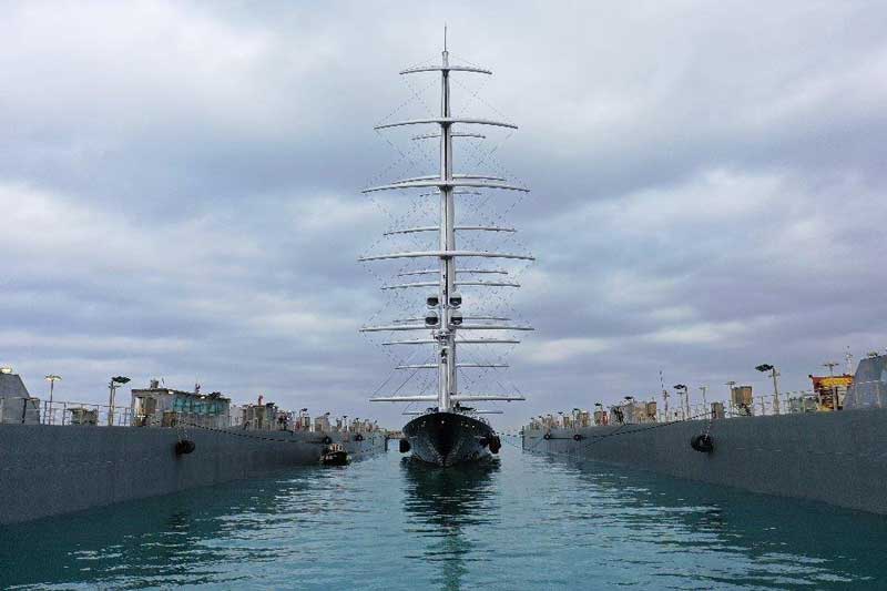 Amura,AmuraWorld,AmuraYachts, Para reparar al <em>Maltese Falcon</em> se construyó un dique flotante con calado de seis m.