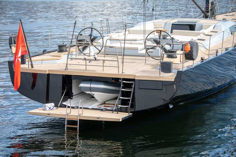 Amura,AmuraWorld,AmuraYachts, EL SW105 Sorvind cuenta con un garage para resguardar una embarcación de goma.