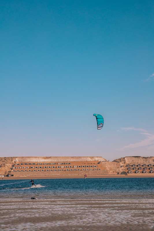 Amura,AmuraWorld,AmuraYachts, Los fuerte vientos favorecen la práctica del <em>windsurf</em> en la Bahía de Dakhla.