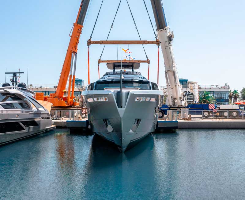 Amura,AmuraWorld,AmuraYachts, Por el perfil aerodinámico que refiere a las imágenes automotrices de los SUV de lujo, el Pershing GTX116 es considerado un SUY o Sport Utility Yacht.