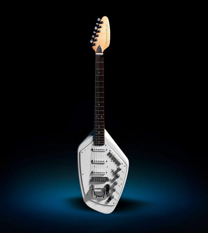 Amura,AmuraWorld,AmuraYachts, Joy Division The Vox Phantom VI Special Guitar de Ian Curtis, tocada en el video Love will tear un apart, 1967.