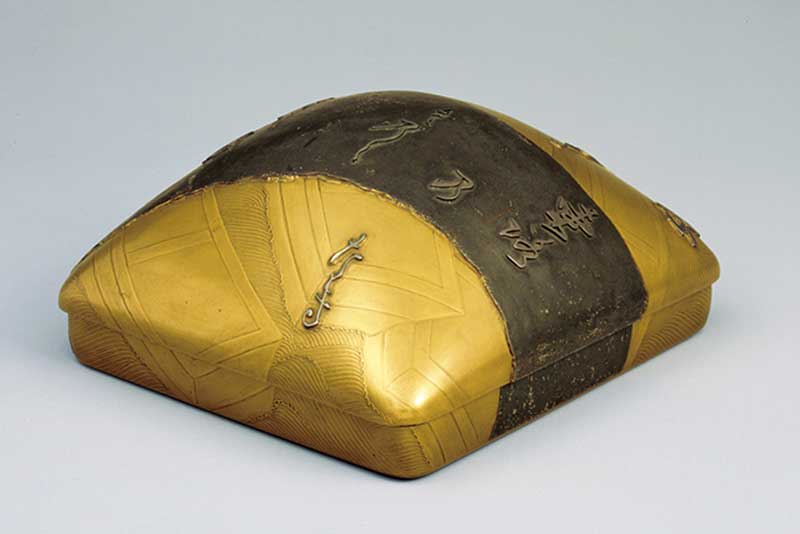 Amura,AmuraWorld,AmuraYachts, Hon'ami Kōetsu (1558-1637), caja de escritura con puente de pontones, período Edo, siglo XVII.