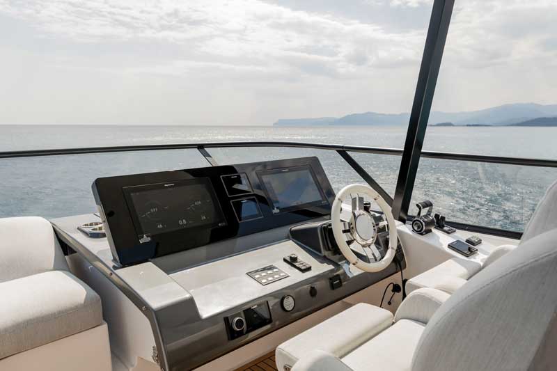 Amura,AmuraWorld,AmuraYachts, El moderno puesto de mando del Fly 72 se localiza en el <em>flybridge.</em>