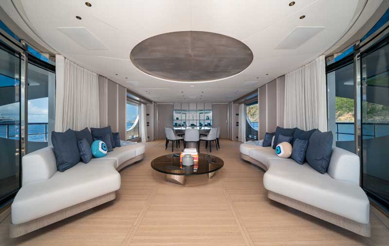 Amura,AmuraWorld,AmuraYachts, La decoración del salón principal del Triumph 65M es de Green & Mingarelli Design.