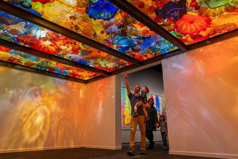 Amura,AmuraWorld,AmuraYachts, <em>Persian Ceiling </em>es una creación de Dale Chihuly de 7.5 x 4.5 metros exhibida en Biltmore. Fotografía de Nathaniel Willson.