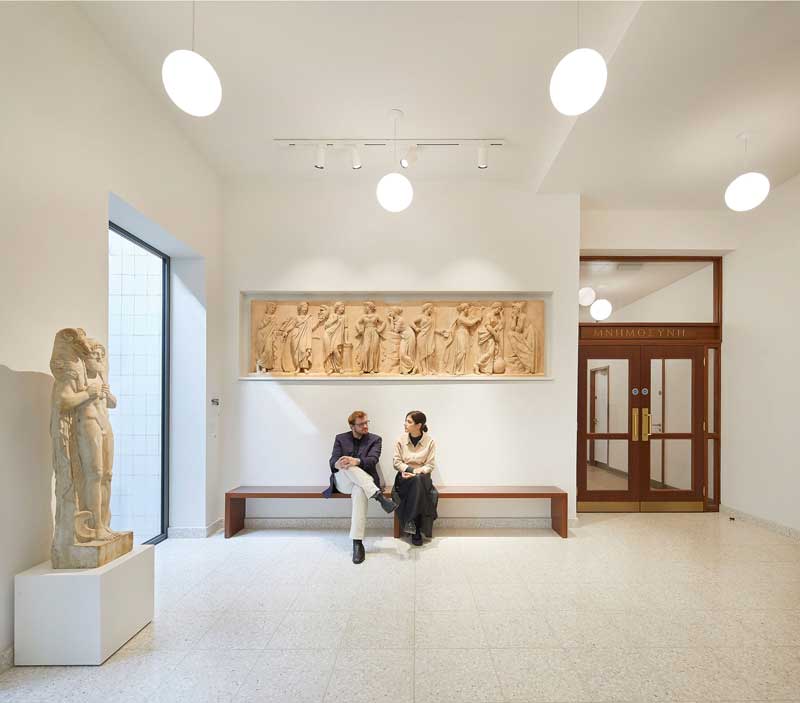 Amura,AmuraWorld,AmuraYachts, La recepción del remodelado Instituto Warburg de Londres. Foto: Hufton+Crow.