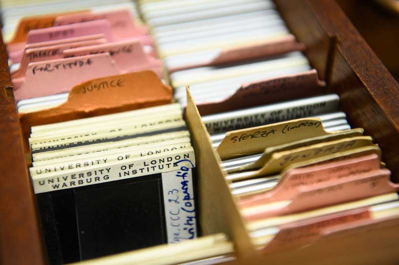Amura,AmuraWorld,AmuraYachts, Archivador de la colección fotográfica del Instituto Warburg. Foto: Matt Crossick/Instituto Warburg.