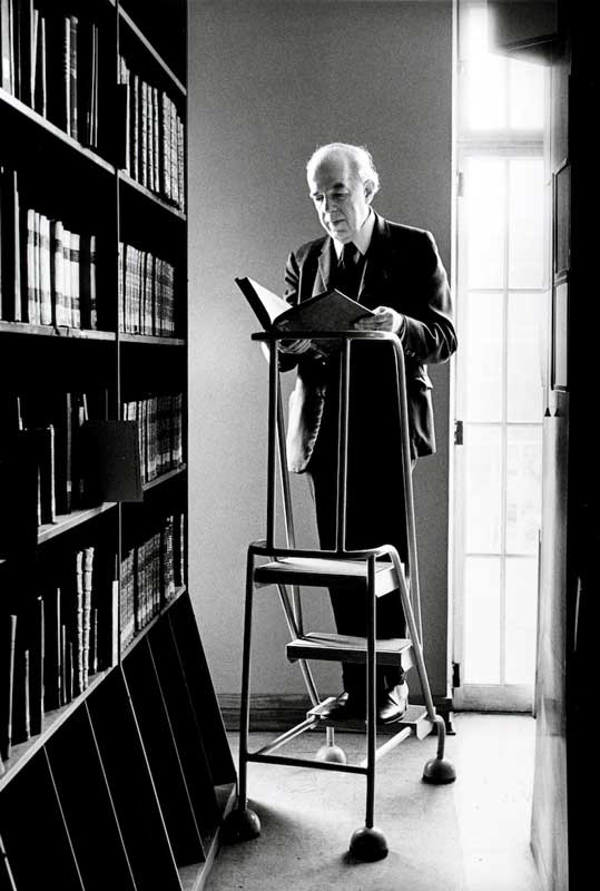 Amura,AmuraWorld,AmuraYachts, El historiador de arte sir Ernst Gombrich en el Instituto Warburg, donde fue director entre 1959 y 1976. Foto: Pino Guidolotti.
