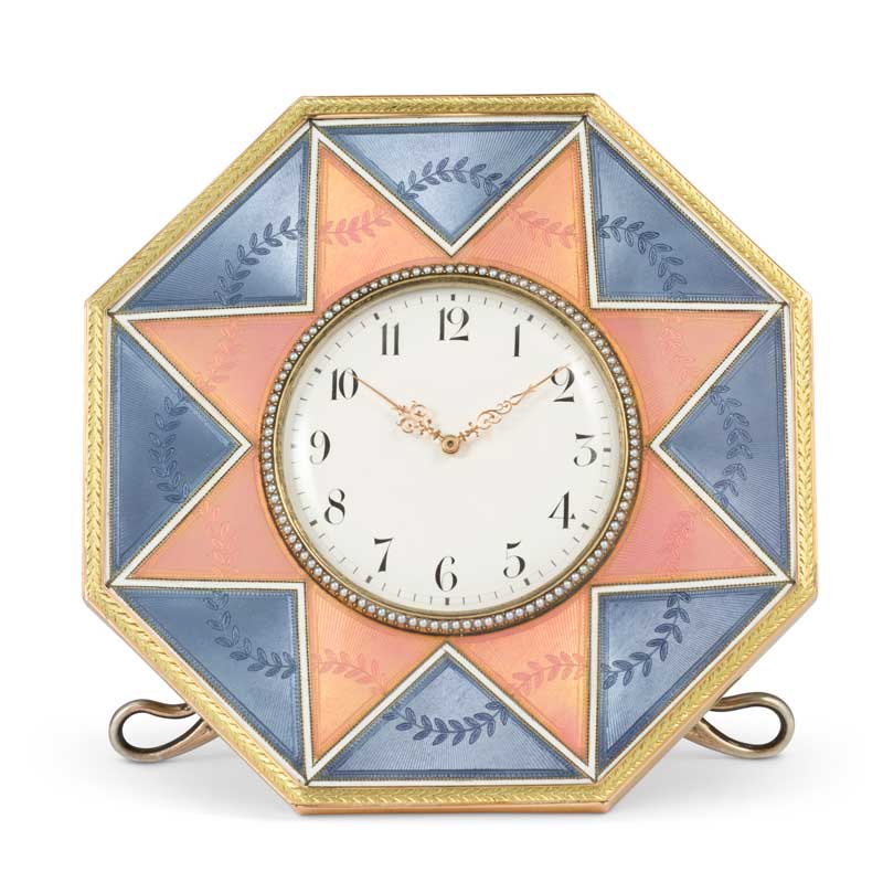 Amura,AmuraWorld,AmuraYachts, Reloj de escritorio de esmalte <em>guilloché</em> y <em>champleué</em> bicolor con montura dorada. 1904-1908.