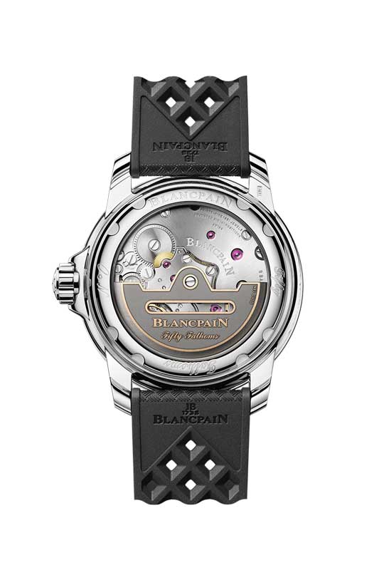 Amura,AmuraWorld,AmuraYachts, El calibre 1315 con su masa oscilante de oro rojo de 18 quilates con tratamiento NAC es visible a través de la tapa trasera de zafiro.