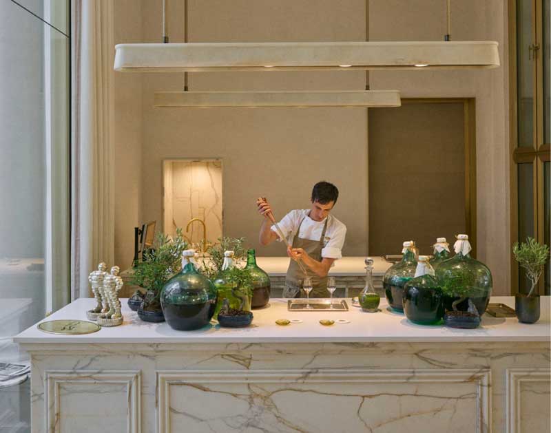 Amura,AmuraWorld,AmuraYachts, Ubicado en el salón Alfonso XIII del Mandarin Oriental Ritz Madrid, Deessa rinde homenaje a la herencia histórica del hotel.